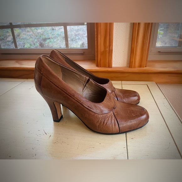 SOLD! Tan Leather Anyi Lu Pumps - Picture 2 of 9